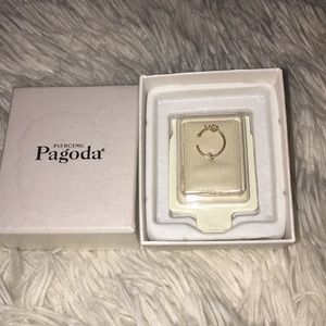 🌸1 HOUR SALE🌸14 karat ygold hoop ring w tiny gem